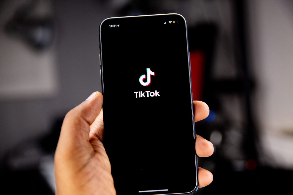 Per creare uno spazio digitale sempre più sicuro TikTok ha annunciato una serie di upgrade. Tra questi un centro permanente per la sicurezza